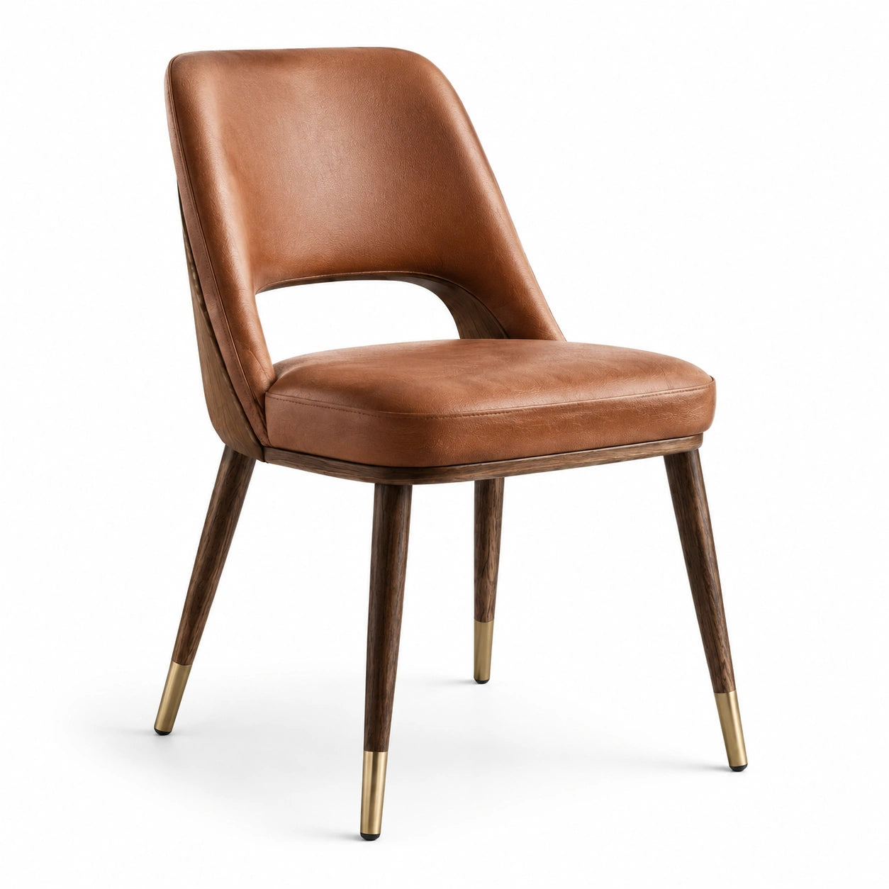 Chaise en cuir marron avec pieds en bois et embouts en laiton